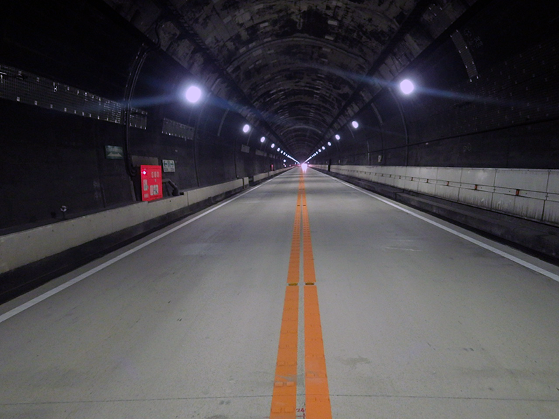 一般国道137号新御坂トンネル舗装工事